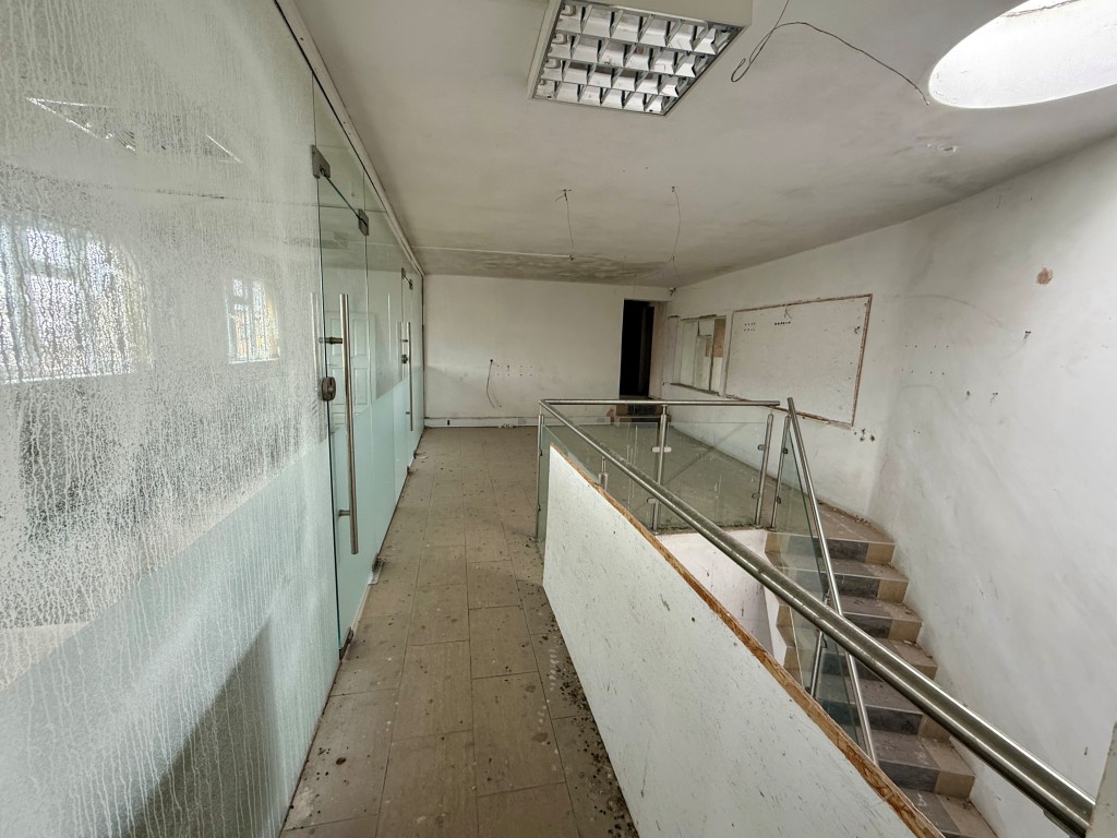 Lot: 70 - SUBSTANTIAL VACANT COMMERCIAL PREMISES WITH POTENTIAL - Room nine